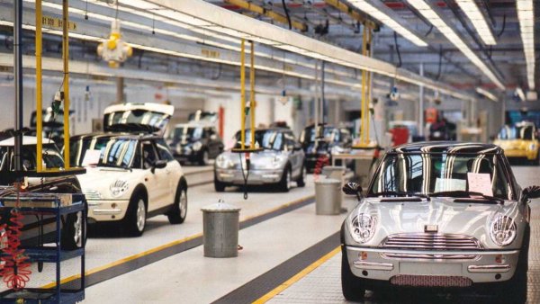 Един от известните заводи на марката MINI в Оксфорд, трябваше да бъде реновиран и адаптиран към сглобяването на електрически модели с инвестиция от около 600 млн. британски лири. Наложи се обаче BMW да спре всичко заради намаляването на общите продажби и допълнителните разходи, които Европа наложи на автомобилите, произведени в Китай, като хечбека MINI и Aceman.