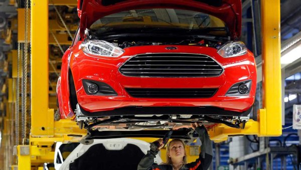 Историческият завод, който произвеждаше Ford Fiesta в огрочни количества, беше преустроен и пуснат отново през май 2024 заради електрическите SUV-та Explorer и Capri, използващи платформата SEM на Volkswagen. Въпреки това заради ниското търсене компанията беше принудена да освободи около 3900 от общо 10 000 служители. 

Подобна участ очаква и заводът в Заарлуис, където все още се сглобява Focus, тъй като производството на модела ще приключи през есента, а той няма да получи директен наследник.