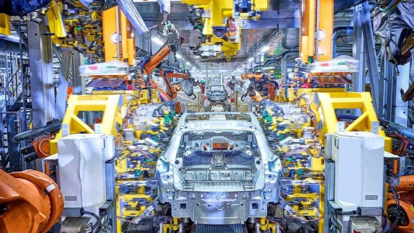 Volkswagen е първият, който прави масивно преобразуване на заводите, като този в германския град Цвикау е дом е на моделите от новото семейство I.D., включително ID.3 и ID.4. Тук по-ниските от очакваните продажби и по-високите разходи в сравнение с китайската конкуренция вече доведоха до план за намаляване на производството с 50%, като същевременно се запазят работните места до 2030.