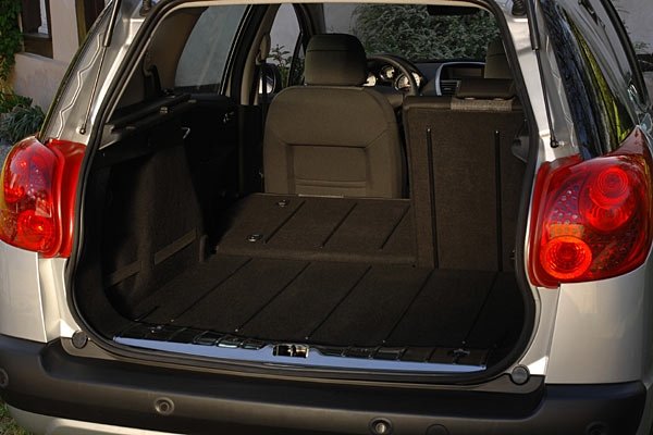 Багажникът е с обичайните за този клас размери