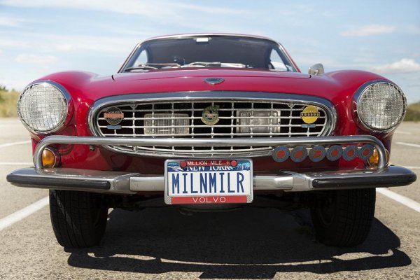 Volvo P1800 от 1966 г. Собственикът му Ърв Гордън гони пореден световен рекорд за пробег с един автомобил - 5 млн. километра