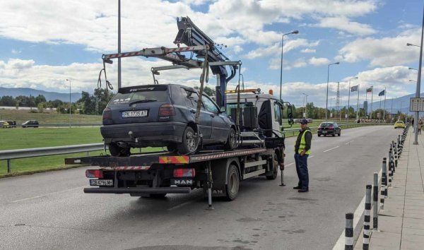 Някои "медии" са стигнали до умозаключението, че ще се забрани препродажбата на автомобили под Евро 4, на базата на две изречения от плана:
- "Определяне на стандарти за консумация на енергия в движение (приложими
не само за първоначална регистрация, но и за последваща продажба/
регистрация на превозни средства)";
- "Определяне на нормите за емисии на пътни превозни средства (приложими
не само за първоначална регистрация, но и за последваща продажба/
регистрация на превозни средства)". 
Тези две точки обаче не са свързани нито с текста за забрана на внос отпреди Евро 4, нито с отнемането на регистрация за коли, замърсяващи над позволеното. Те се отнасят до определянето на данъчни ставки и до въвеждането на нискоемисионни зони в големите градове (виж следващата точка). 
