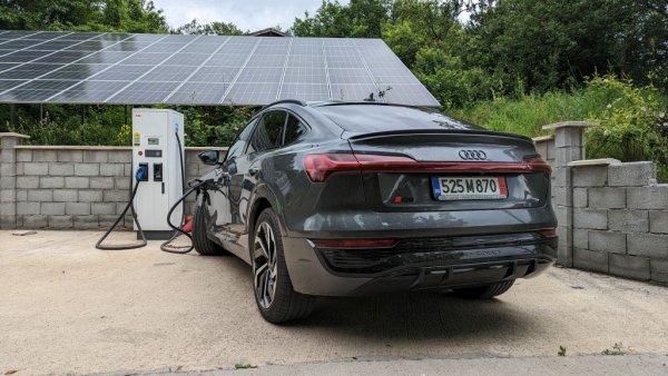 Би било твърде характерно за българските политици да въведат субсидии за електромобили в момента, в който по-голямата част от Европа се отказва от тях. Планът предвижда няколко групи мерки за насърчаване на автомобилите с ниски емисии. Първата са директните парични субсидии, при които държавата ще поема част от цената на електромобила (временно, докато се постигне минимален брой такива превозни средства по пътищата, колкото да насърчи развитието на зарядната инфраструктура). 
Останалите мерки са отпускането на данъчни кредити за тях, задълбочаване на данъчните отстъпки и разрешаване електромобилите да се движат в автобусните ленти в градовете. 
