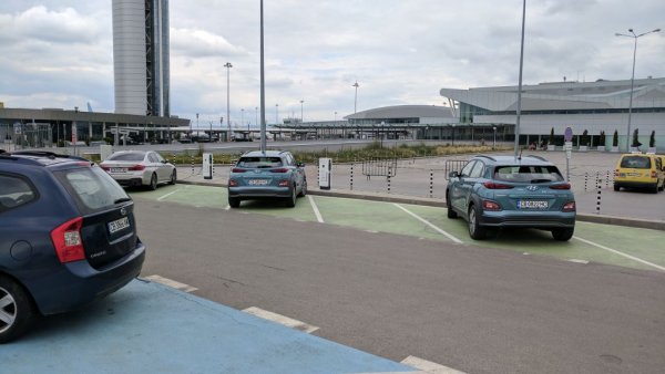 В плана е записано намерение за "Насърчаване на влизането на превозни средства с нулеви емисии за съвместно използване", но не е указано точно как. Вместо това надълго и нашироко са цитирани постиженията на частната компания Spark, която предлага електромобили под наем в София и Пловдив. 
Предвиждат се също стимули за таксиметровите компании и обществените превозвачи да преминат към електромобили - отново без детайли как да стане това. 

