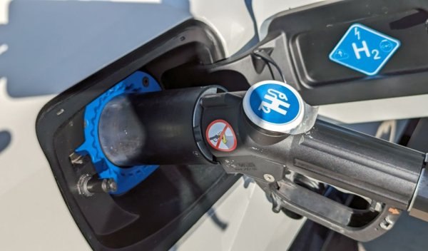 Планът окачествява създаването на мрежа от водородни зарядни станции като "критична необходимост" и добавя, че икономически най-обосновано ще е изграждането на мрежата да бъде подкрепено и с преки субсидии за закупуване на водородни автомобили. В момента България няма нито централизирано производство на водород, нито зарядни станции (освен една експериментална в Русе, б. ред.). Първите зарядни станции вероятно ще произвеждат водорода на място чрез електролиза и от възобновяема енергия. Планът предвижда въвеждането на водородния транспорт да започне от общинските автобуси (4 общини вече са проявили интерес: София, Стара Загора, Бургас и Русе). Създаването на водородна инфраструктура за нуждите на товарния транспорт е политика на ЕС, така че това поне най-вероятно ще се случи. 
