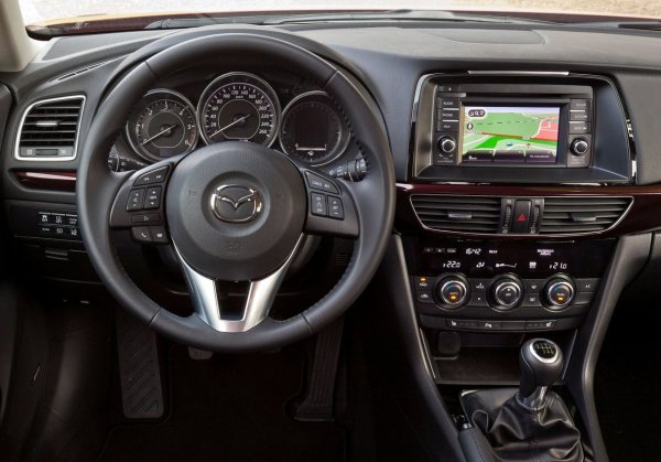 Слабото място понякога са пластмасовите втулки вътре в механизма, които могат да започнат да тракат още преди 100 000 км при често преминаване през неравности. Това се оправя с поставянето на подсилени втулки от карполон вместо фабричните пластмасови. Като цяло кормилната уредба е здрава и добре балансирана.