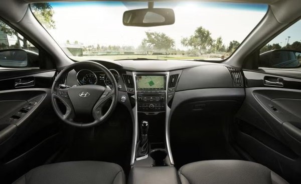 Основното предимство на Sonata е нейната лесна поддръжка. За разлика от конкурентите, управлението тук не изисква скъпо диагностично оборудване, а повечето електрически проблеми се решават локално, без да се смени кормилната колона или багажника.