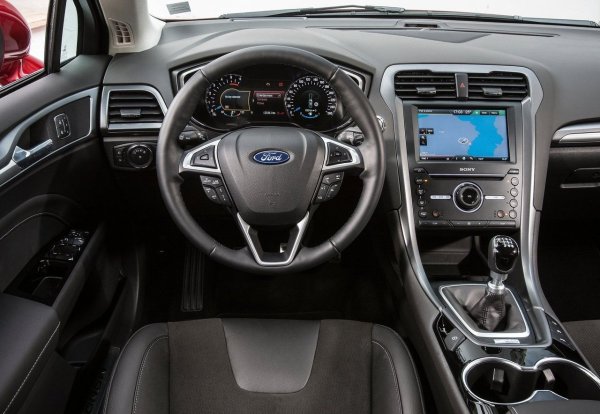 Въпреки това кормилната уредба има някои особености, за които трябва да се внимава. При използване в тежки условия основната заплаха са стандартните алуминиеви болтове, които закрепват ESM двигателя и той може да корозира от реагенти. За да се предотврати скъсване на задвижващия ремък, те трябва да бъдат превантивно заменени със стоманени. С тази минимална прецизност механизмът на Mondeo изкарва над 200 000 км.