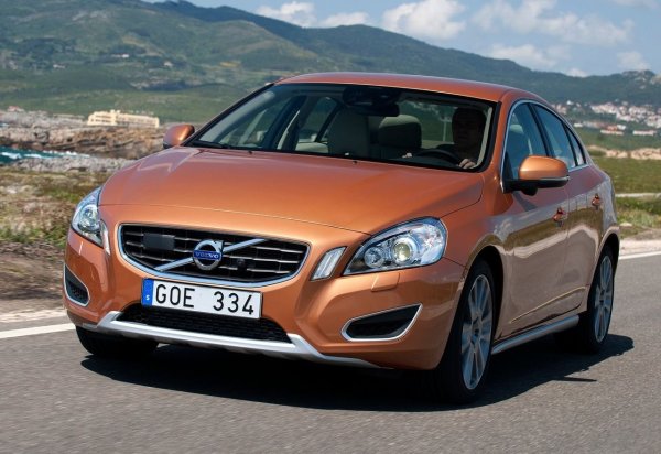 Кормилната система на S60 се е развила заедно с двигателите. При версиите с класически петцилиндрови Volvo двигатели и агрегатите на Ford има сервоусилвател на волана или EGUR, а при екземпляри с по-нови двигатели от семейството Drive-E &ndash; модерен електрически сервоусилвател (ESP). Въпреки разликата в дизайна, всички системи си приличат по високата надеждност.