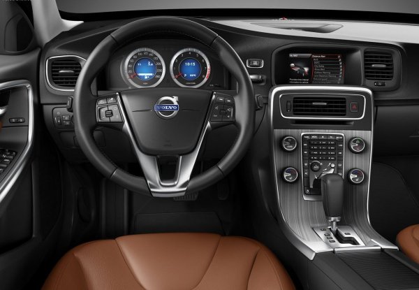 Самата кормилна рейка на S60 е издръжлив агрегат, като ресурс от 200 000 километра се счита за стандарт за нея. Основната рискова зона е корозията на вала. При версии с хидравличен усилвател това води до течове, а при автомобили с ESR &ndash; до повреда на механичната част на багажника. 

Кормилните накрайници и щанги обслужват на 100 000 км. Като цяло, с качествена поддръжка, Volvo успява да запази премиум усещане за шофиране без ненужни посещения в сервиз дори при сериозен пробег.