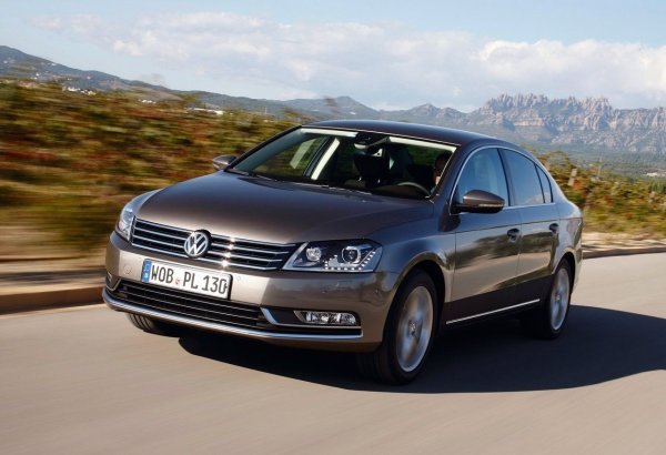 Passat B7 е върхът на еволюцията на платформата PQ46. Управлението тук е изцяло електрическо - колата е оборудвана с кормилни рейки от два производителя &ndash; ZF и APA. Те са фундаментално различни по дизайн. При ZF електрическият мотор е разположен паралелно на рейката и предава силата чрез ремъчно задвижване, докато при APA моторът действа директно върху задвижващото колело. Въпреки че устройствата не са взаимозаменяеми, и двете са здрави, като ресурсът им надхвърля 200 000 км.