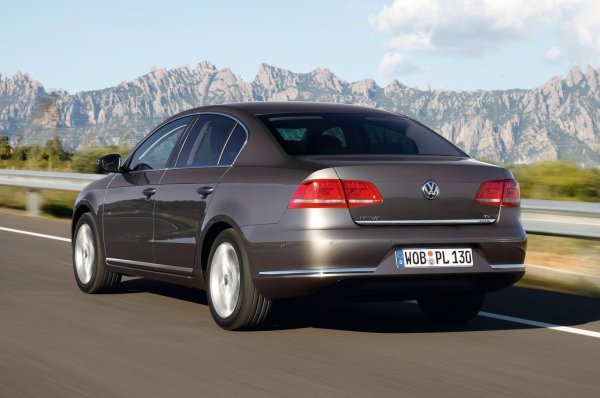 За разлика от предшественика си, механичната част на B7 е перфектна, но германската изработка изисква чистота. Основният враг са влагата и пътните химикали, които атакуват конекторите и кабелните снопове. В същото време кормилният модул е тясно свързан със стабилизационната система. Ако на таблото светне червен волан, не трябва да се бърза със смяната &ndash; често проблемът се решава чрез почистване на окислените контакти или възстановяване на изгнилия проводник.