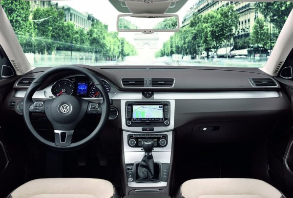 Особеността на Passat е, че всяко отклонение в ъглите на подравняване на колелата или износване на задните сайлент-блокове, предните лостове веднага лишават волана от предишната му яснота. Прътите и накрайниците издържат дълго време &ndash; 120 000-140 000 км. 