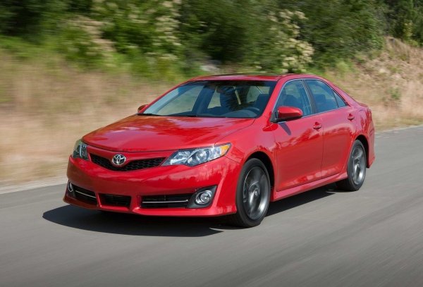 Легендарната Camry в каросерия XV50 е пример как инженерите решават да не измислят нищо, а да повторят доказана схема с електрически усилвател на кормилната колона. Рейката е способна да издържи не само гаранционния период, но и смяната на няколко собственика, което означава внимание едва след пробег от 250 000 км. 