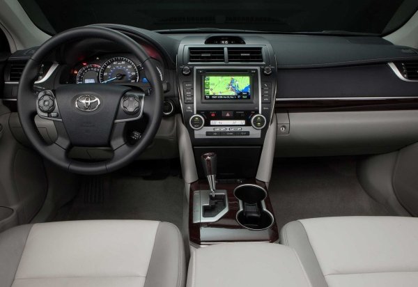 Основният нюанс, за който шофьорите на Toyota трябва знаят, е междинният кормилен вал. С течение на времето може да се появи характерен звук на почукване на шлицовото съединение при преминаване през малки неравности, което мнозина приемат за фатална поведа на рейката. Всъщност проблемът се решава сравнително евтино - чрез инсталиране на модернизиран вал с плътни шлици. В някои случаи почукването изчезва напълно след баналното запълване на шлицовото съединение с дебела грес.