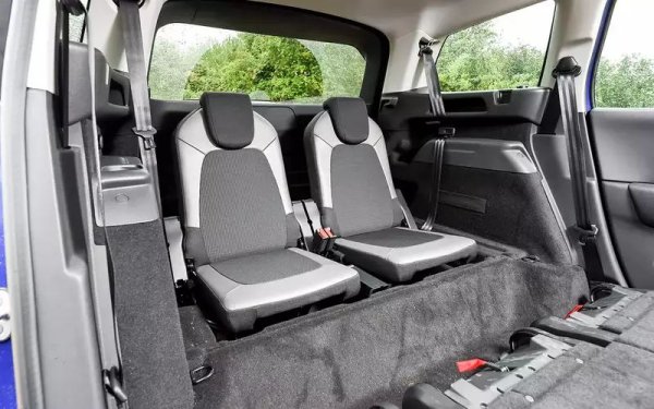 Ресурсът на моторите е около 350 000 км, като те са комбинирани с много здрави механични или с хидравлични автомати AT6 (вариант на Aisin TF-70SC), или с EAT8 (Aisin TG-80LS), които обслужват преди 300 000 км.

Каросерията е устойчива корозия, окачването е здраво, а оборудването - богато. Като цяло, Spacetourer е много добър автомобил без очевидни слабости.
