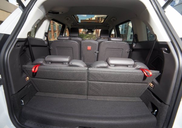 Механичната скоростна кутия IB5 е здрава. Роботът Getrag 6DCT451 с два мокри съединителя стана значително по-добър след модернизацията, като вече изкарва поне 250 000 км.

От двигателите бензиновият 1.5 EcoBoost с турбо крие най-големи рискове. При него се появяват различни повреди - течове, прегряване, повреди на гарнитурата на главата на блока, разрушаване на буталната група.

Подобно на Focus, електрически и електронни повреди при C-Max са чести и разнообразни. Но окачването е здраво, а корозионната защита е прилична.
