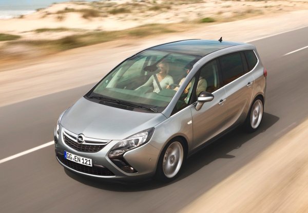 Дължина: 4666 мм, просвет: 160 мм, багажник: 152/710 л.

Третото поколение Zafira имаше добавка Tourer преди фейслифта през 2015. Някои от технически решения и комбинации на задвижването са заети от седаните Insignia и Astra.  Изненадващо малко коли има стабилен 1.8 атмосферен двигател (125 к.с.), който изчезна след фейслифта. 

Всички останали двигатели са сложни и не особено надеждни &ndash; бензиновият с турбо 1.4 (140 к.с.), както и дизелови 1.6 и 2.0 са капризни и проблемни, но все пак изкарват 250 000 км.
