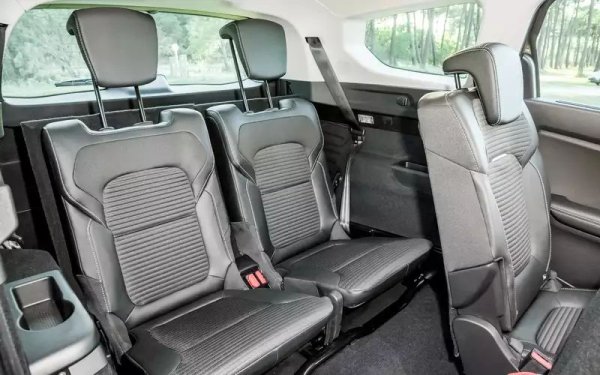 Scenic не се предлага с чист автоматик, а само с механика (изключително издръжливия шестстепенен TL4) или с три типа роботи. При дизеловите двигатели това са DW5 и DW6, като и двата са разновидности на Getrag с мокри съединители, а ресурсът им е  250 000 км.

Оборудването е скромно, вътрешните материали са прости. Каросерията перфектно устоява на корозия, няма оплаквания относно шасито. От честите повреди се отбелязва замъгляване на фаровете и изтичане на хладилен агент. В същото време пътният просвет е много добър за подобен автомобил.
