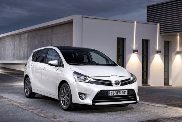 Дължина: 4440 мм, просвет: 145 мм, багажник: 114/446 л.

Този модел е изграден върху шасито на "единадесетата" Corolla и е подобен на него по много начини. Официално се продава до 2016,  като повечето екземпляри имат двигател 1.8 (147 к.с.) и CVT, като и двата агрета имат някои слабости. Вариаторът обаче често изминава над 200 000 км.
