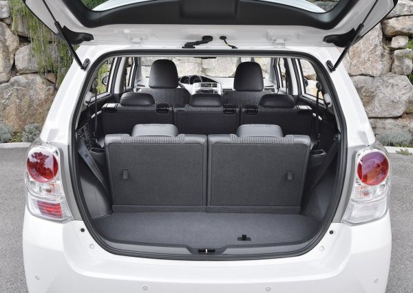 Все пак е по-рационално да се разглеждат версии с механична скоростна кутия, която е комбинирана с атмосферен двигател 1.6 (132 к.с.), тъй като той е доста успешен, проблемите с водната помпа се решан навреме. Има и версия с дизелов двигател от серията N47 1.6 на BMW, който не впечатлява нито с надеждност, нито с ресурс.

Подобно на Corolla, каросерията не особено устойчива на корозия. През зимата ключалки, огледала и стъкла редовно замръзват. Други оплаквания няма, но на някои може да не му хареса оборудването.
