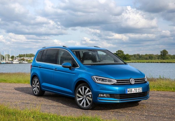 Дължина: 4527 мм, просвет: 156 мм, багажник: 137/564 л.

По отношение на шасита и технически единици, този Touran е свързан с "седмия" Golf. Трудно е обаче вместването в бюджета &ndash; дори с пробег 200 000 км.

Повечето автомобили са с добре познатия 1.4 (150 к.с.) турбо двигател от серията EA111, който след модернизация получава ремък вместо верига. Той не понася лошо гориво, помпата може да се повреди, но като цяло е способен да измине 250 000 км. 
