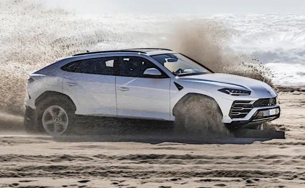 SUV LM002 с дължина 4790 мм беше най-дългият сериен автомобил на Lamborghini в продължение на много години, преди базираният на Aventador суперавтомобил Centenario да вземе короната през 2016 г. с нов рекорд от 4924 мм.
Много скоро след това обаче Centenario падна на второ място. Lamborghini се завърна (много успешно) на пазара на SUV колите с Urus, който преодоля петметровата бариера при 5112 mm.
