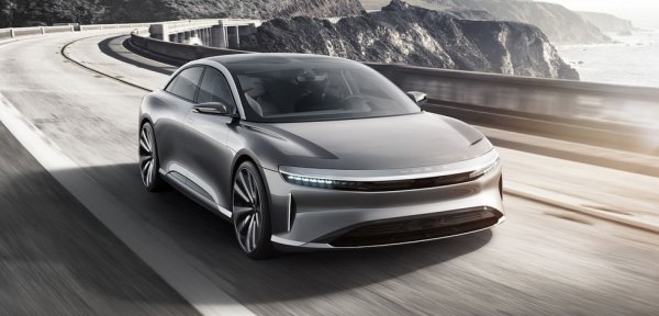 Всички електрически стартъпи се бият шумно в гърдите какви невероятни възможности ще имат бъдещите им коли. Но зад хвалбите на Lucid Motors стоят и някои сериозни хора, начело с шефа Питър Роулинсън - инженера, който създаде Tesla Model S. Дебютният модел Air обещава да бъде спортен седан с максимален обхват на батериите много над всичко, на което са способни конкурентите.
