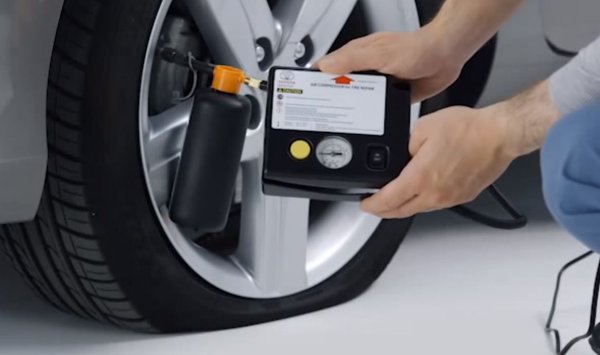 След това трябва да включите компресора в гнездото на запалката, като е добре това да стане при работещ двигател, за да гарантирате постоянно напрежение. Когато компресорът тръгне, първоначално той "издухва" субстанцията от бутилката в гумата, след което трябва да продължи да подава въздух до достигане на препоръчаното от производителя налягане.

Има и някои комплекти, при които в самия компресор има специално гнездо за поставяне на уплътнителя и се използва само маркучът на компресора. Нататък процесът е идентичен.