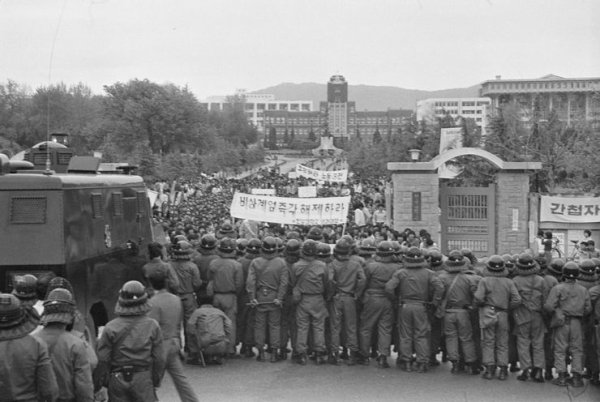 През октомври 1979 президентът Пак Чон Хи е убит от шефа на собственото си разузнаване. На 12 декември армейският генерал Чон Ду Хуан осъществява военен преврат и взема властта. В резултат всички индустриални компании са задължени да се преоборудват за военно производство, включително Kia. Компанията е принудена да прекрати изцяло производството на леки автомобили. 
