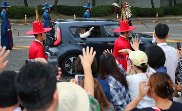 Папа Франциск е известен с желанието си да го возят в скромни автомобили. В последните си пътувания главата на римокатолическата църква най-често избира за целта Kia Soul. 
