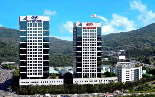 Kia бе независим производител чак до 1998. Година по-рано голямата азиатска финансова криза срина основните пазари на компанията и я тласна на ръба на фалита, инжекцията от Hyundai я спаси. 
