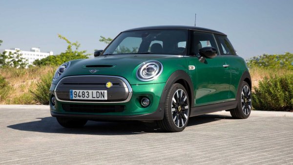 Ако има марка, която е превърнала ретрото в своя основна отличителна черта, тъй като е част от BMW Group, това несъмнено е MINI. И разбира се, неговото електрическо превозно средство няма как да бъде изключение. В случая става дума за модел с мощност 184 к.с., наличен само с каросерия с три врати (има Cabrio, но е уникално) и с автономност до 233 километра в WLTP цикъл. 