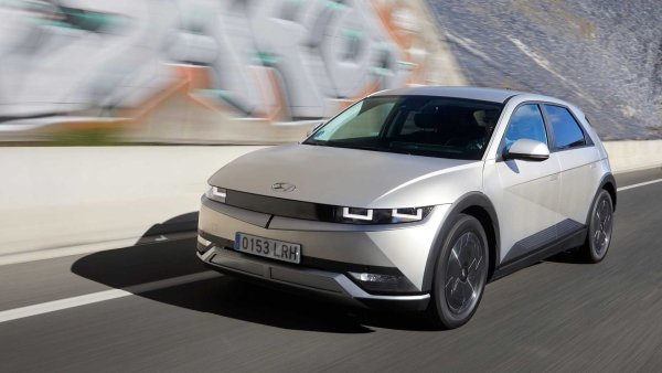 В случая с моделите IONIQ, електрическото семейство на корейския гигант Hyundai, външният и интериорният дизайн играят основна роля. И е достатъчно да хвърлите един поглед на новия IONIQ 6, за да го откриете. Въпреки това, в случая с IONIQ 5, още от първото му появяване като прототип - Hyundai 45 EV Concept 2019, той показа интересен дух от 70-те години, вдъхновен от оригиналния Hyundai Pony. Впечатляващ дизайн, съчетан с мощност между 170 и 325 к.с., както и с пробег от 507 км.