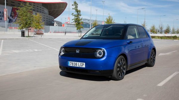 Японската марка също се върна във времето, за да търси вдъхновение и да оформи Honda e . първият електрически автомобил от ново поколение, представен като сериен модел през 2019 г. Очевидно голяма част от интереса на модела идва от неговия подчертано „винтидж- дизайн“, напомнящ за Civic от 70-те години на миналия век. Този градски модел с виртуални огледала и с мощност между 136 и 154 к.с. има пробег 222 км. 