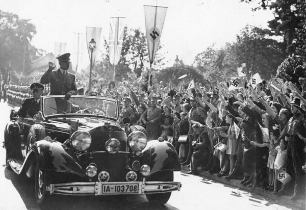 Тук се налага да поразтегнем малко понятието "сериен" - но не и колкото инженерите на Ferrari разтегнаха своето Enzo, за да го превърнат в лимитираното (50 екземпляра) Maserati MC12. Тази супербърза кола не само бе с по-широка следа от първообраза си, но и инженерите й добавиха едно скандално по размери антикрило отзад, което стърчеше с по половин педя и увеличаше максималната ширина до 2096 мм. 
Но дори и това не е абсолютният рекорд. Той принадлежи на бронираната версия на Mercedes-Benz 770 W150, произведена в общо 20 бройки за Хитлер, Химлер, Гьоринг и Хайдрих. Тя е широка 2100 мм.
