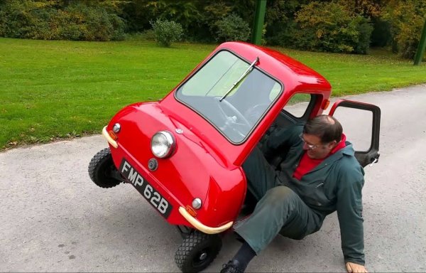 От произвежданите в момента автомобили най-ниско тегло има Ariel Atom - едва 456 килограма. Но той е истински слон в сравнение с познатия ви вече Peel P50, който тежи само 56 кила. 
