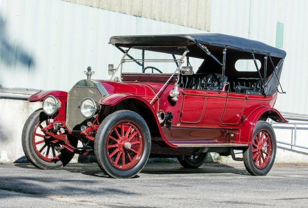 Понастоящем първенец сред леките автомобили е 8-литровият W16 в Bugatti Chiron. До 2017 първото място бе за 8.4-литровия V10 от последния Dodge Viper. Но най-големият двигател, вграждан някога серийно в лек автомобил, всъщност не е с 16 или с 10, а само с 6 цилиндъра. Редовият агрегат с обем 13.5 литра е влаган в Pierce-Arrow Model 6-66 между 1910 и 1918. Развърта се до 1800 об/мин, произвежда максимум 140 коня... и харчи 58 литра на 100 км. 
