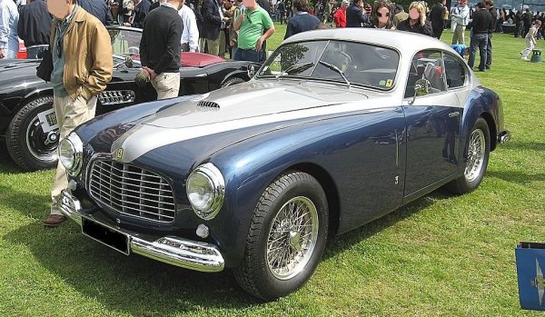 Колкото повече цилиндри, толкова по-голям работен обем: но от този основен принцип има и някои ярки изключения. Най-забележителното от тях е разработеният от легендарния Джоакино Коломбо V12 двигател за дебютния модел на Ferrari - 166 Inter. Целият работен обем на този агрегат е едва 2 литра, а отделните цилиндри имат обем по 166 милилитра - по-малко от чашка за бяло вино. Но пък този V12 дава завидните за края на 40-те години 90 конски сили. 
