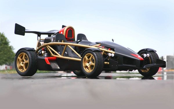 При атмосферните двигатели първенец е Ariel Atom V8, чийто агрегат, разработен от Джон Хартли, извлича 500 коня от три литра обем, което прави 167 коня на литър. При турбодвигателите рекордът е за Koenigsegg Jesko, с 316 коня на литър. 
Най-високата литрова мощност при атмосферен дизел е... едва 48 коня на литър, притежание на дизела на Mercedes от началото на 80-те. При турбодизелите рекордьор е актуалното BMW 750d, което произвежда 131 коня за литър обем - но за целта се нуждае даже не от двойно или тройно, а от четворно турбо. 
