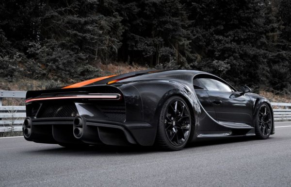 В "Рекордите на Гинес" е записан Koenigsegg Agera RS с 447.19 км/ч. Преди година Bugatti Chiron 300+ победи това постижение с над 42 км/ч (490.47 км/ч) и получи потвърждение от независима сертифицираща организация. Но "Гинес" изисква рекордът да се постигне в двете посоки - останка от далечните времена, когато измерването не е било напълно точно, а скоростта и посоката на вятъра са играели основна роля за постигането на рекорди. 
Тази есен SSC Tuatara обяви, че е подобрила и постижението на Chiron, но независими наблюдатели засякоха толкова несъответствия в измерването, че компанията се принуди да оттегли заявлението. Вторият й опит за рекорд през декември бе далеч не само от Chiron, но и от Agera.
