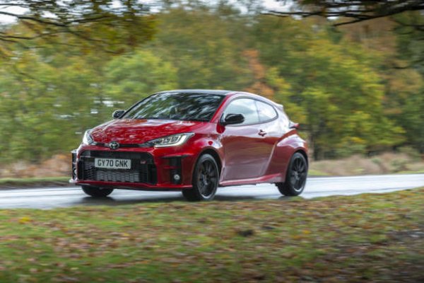 Toyota Yaris беше спряна от производство в САЩ през 2020 г. Дори тогава това беше Mazda2 с различна емблема. На японски пазар Yaris все още се продава като хечбек с пет врати. Toyota също така направи спорта версия с три врати, която получи добавка GR или &bdquo;Gazoo Racing&ldquo; към името си.

GR Yaris разполага с 1,5-литров 3-цилиндров двигател с турбокомпресор, изпращащ 268 к.с. чрез 6-степенна механична скоростна кутия към система за задвижване на всички колела. Тази технология се използва от колите на Toyota в световния рали-шампионат (WRC) и превърна този автомобил в един от най-впечатляващите хот-хечове на планетата.