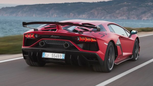 Когато дори Lamborghini се предаде и се обърне към хибридната технология (Revuelto), можете да бъдете спокойни, че характерът на компанията ще остане - макар и леко променен. Но това ни кара да ценим Aventador SVJ още повече. Това е един от последните &bdquo;истински&ldquo; V12 суперавтомобили. И като дизайн, и като характер, и като звук, и като... всичко.