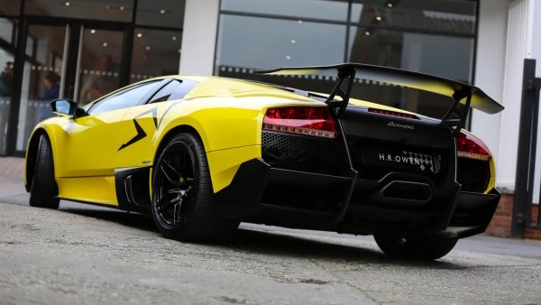 Внукът на Miura - Murcielago съдържа еволюция на същия V12, който задвижва неговия предшественик. А върховата му версия - LP670-4 SV, вероятно надхвърля територията на хиперавтомобила.