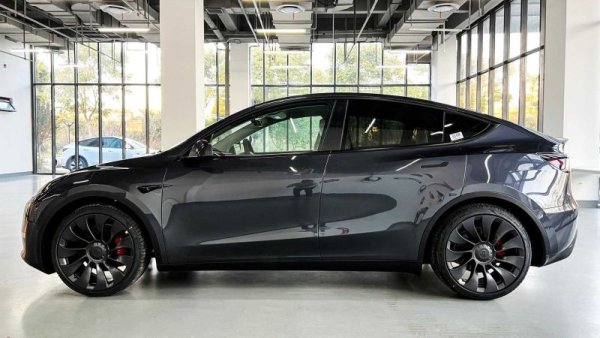 Американският пришълец Model Y е завладял европейския пазар още в първите си месеци на него, и изпреварва дори Mercedes GLC. Любопитно е и представянето на друг нов електромобил - Audi Q4, което вече е успяло да изпревали дългогодишния шампион в този клас Q5. Сегментът на средноразмерните кросоувъри е пораснал с 19% на годишна база. 

