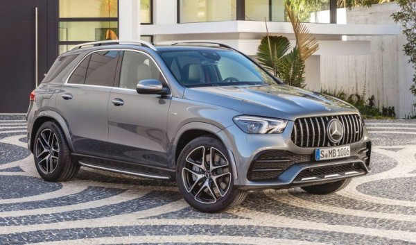 Тук Mercedes GLE запазва първата позиция, която държи от 2019 насам, но BMW X5 все повече го настига. Доста силен е и пазарният дебют на електрическото BMW iX, което вече е доста пред доскорошни бестселъри като Audi Q7 и BMW X6. Общо сегментът отчита 10% спад в продажбите, но значителен ръст в приходите заради увеличените цени. 
