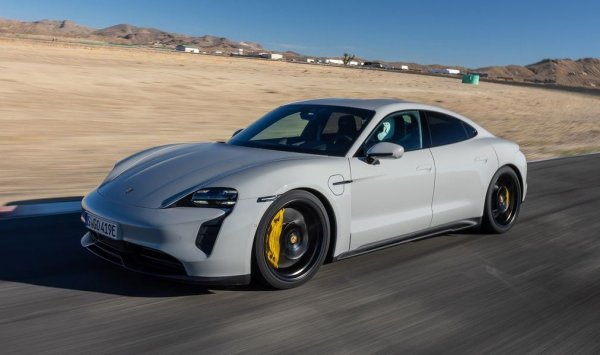 Не всички коли в този списък са именно седани, но явно силата на традицията си казва думата за анализаторите на Dataforce. Eто и голямата новина: за пръв път от незнайно колко години най-продаваната луксозна лимузина в Европа не е S-класата на Mercedes. Възходът на електрическото Porsche Taycan изглежда неудържим, но той е за сметка на доста намалели продажби на Panamera. Силен старт и за електрическия Mercedes EQS.
