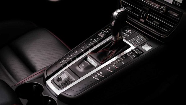 За десерт е кросоувърът Porsche Macan, в чийто интериор живее напълно немислим брой физически бутони. И да - за разлика от планираните актуализации при Cayenne и Panamera където има редуциране, тук промените нямат абсолютно никаква власт над тях. За да ви улесним малко, вече сме преброили всичко: само на централния тунел има почти три дузини бутони.