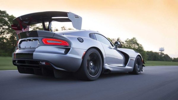 Тази машина може да си съперничи с AMG GT относно дължината на капака, но е в тази листа по други заслуги. И по-точно заради безпрецедентното по размер антикрило на версията ACR (American Club Racing). То, разбира се, не е поставено случайно - при скорост от 285 км/ч генерира притискателна сила от около 900 кг. И без него "пепелянката" с 654 конски сили трудно може да бъде овладяна.