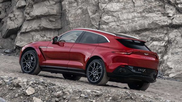 Тук имаше два претенденти за победата - DBX и Lamborghini Urus. Всеки от двата кросоувъра може да бъде поръчан с лекосплавни колела с диаметър 23 инча. Затова взимаме под внимание базовите версии: при Aston стандартните джанти са 22-инчови, докато тези на Lambo са с диаметър 21 инча.